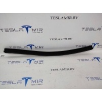 уплотнитель Tesla Model S 2017 1038407-00