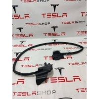 Уплотнитель Tesla Model S 2-й рест. 2022 1615099-00-B