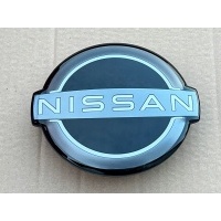 Эмблема в решетка под радар nissan 62890 6us0a