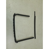 уплотнитель стекла Nissan Juke F15 2011-2019 82330BA60A