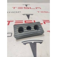 Опора под домкрат (поддомкратная подушка) Tesla Model S 2014 1009124-00-C