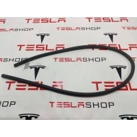 Уплотнитель двери задней правой Tesla Model 3 2020 1090508-00-D