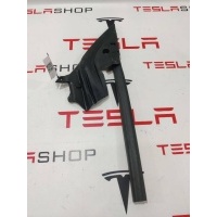 Уплотнитель Tesla Model 3 2019 1090502-00-G