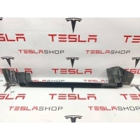 Уплотнитель Tesla Model 3 2019 1090504-00-F
