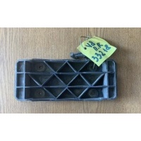 Кронштейн правый бампера переднего Audi V8 Mitsubishi 441807253B 441807253B
