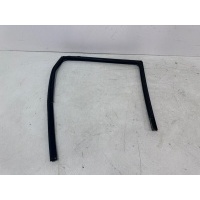 Уплотнитель двери Renault Duster 1 2010-2021 823310036R