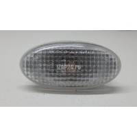 Повторитель на крыло белый Mazda Mazda 3 (BK) (2002 - 2009) GJ6A51120C