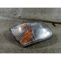 поворотник правый R , ICHIKOH , ДЕФЕКТ ВЕРХНЕГО КРЕПЛЕНИЯ. Nissan Almera N15 1999