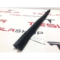 уплотнитель Tesla Model S 2019 1038405-00-A