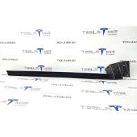 уплотнитель Tesla Model 3 2023 1090496-00