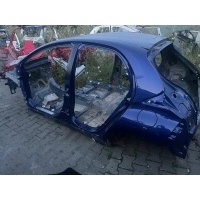 Toyota yaris iv левый боковое