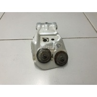 Петля двери багажника Toyota Highlander II (2007 - 2013) 6881048041