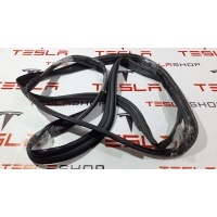 Уплотнитель Tesla Model X рест. 2022 1032470-75-C,1118638-00-F