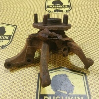 Кулак поворотный цапфа Nissan Xtrail T30 2005 40014-8H300, 40202-2Y010
