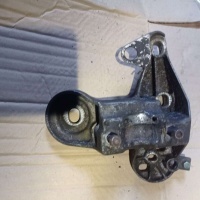 Кронштейн двигателя Volkswagen Passat B5 1999 8D0199352H