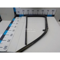 Уплотнитель стекла двери Nissan Navara (D40) (2005 - 2015) 82331EB320