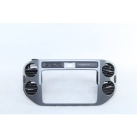 Рамка магнитолы Volkswagen Tiguan 1 5N1 рестайлинг 2014 5N0858071E