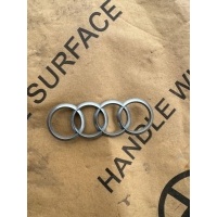 Эмблема капота двигателя audi 4h0103940a