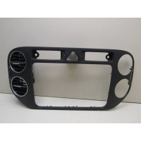 Рамка магнитолы VW Golf Plus 2005-2014 5M0858069N