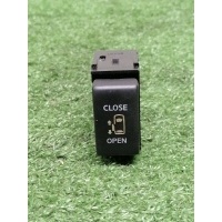Кнопка открывания двери Nissan Elgrand E51 2006 25261WL010