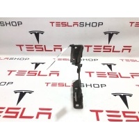 Петля капота левая Tesla Model S 2016 1029284-00-C,600638-00-E
