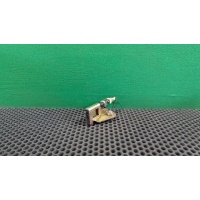 Ответная часть замка багажника Volkswagen Transporter T4 1997 701827537F