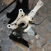 Ступица передняя правая Dodge Grand Caravan 2003 04694948aa