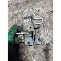 Петля двери передней правой Volkswagen Passat B5 2001