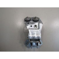 Петля двери багажника Toyota Highlander II (2007 - 2013) 6881048080