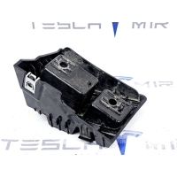 кронштейн правый Tesla Model Y 2021 1506969-00,1494039-00