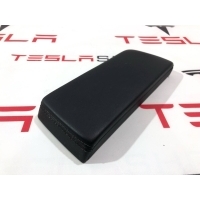 Подлокотник Tesla Model S 2016 1046444-22-D,1024238-05-B,105730227