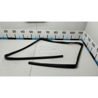 Уплотнитель стекла двери Toyota Corolla E15 (2006 - 2013) 6815112260