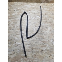 Уплотнитель стекла двери Toyota Land Cruiser 100 2001 6815260032