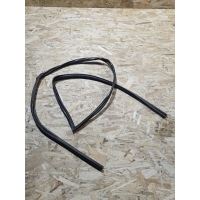 Уплотнитель стекла двери Toyota Land Cruiser 100 2001 6815160031