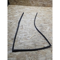 Уплотнитель стекла двери Toyota Land Cruiser 100 2001 6814260042