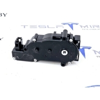Активатор замка багажника Tesla Model S 2018 1003549-00,1008186-00