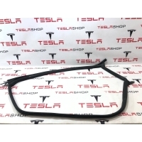 Уплотнитель Tesla Model 3 2022 1090499-00-K
