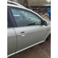 Передняя правое дверь toyota avensis t25 2003 rok