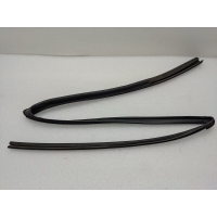 Уплотнитель стекла двери Toyota Camry (XV70) ASV71 2018 6815233130, 68152-33130