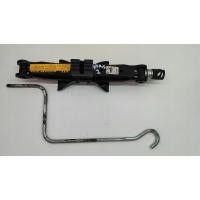 Домкрат подъёмник для колес toyota yaris 1 i 97-2001 1.3 benz оригинал