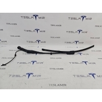 Щеткодержатель (поводок стеклоочистителя, дворник) левый Tesla Model Y 2022 1490246-00