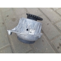 Подушка крепления двигателя Mercedes C W205 2017 A2052400300