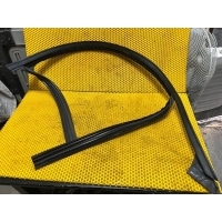 Уплотнитель стекла перекла передней правой двери Mercedes C-Class S204 2011 A2047251025