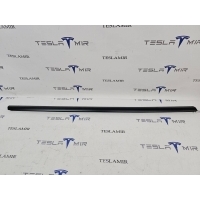 Молдинг двери передней правой Tesla Model Y 2022 1621165-00