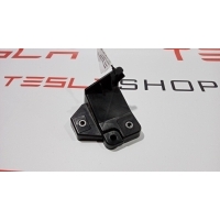 Кронштейн Tesla Model S 2020 1061331-00-B