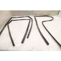 Уплотнитель стекла передней правой двери Mazda CX-7 CX7 EG21-58-605E