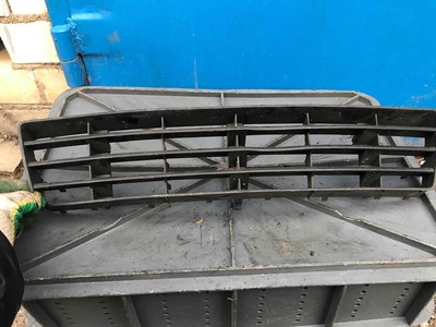 4B0807683F Заглушка (решетка) в бампер Audi A6 2000