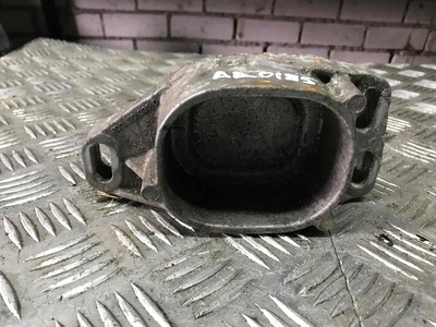 8D0199335Q Кронштейн двигателя Audi A4