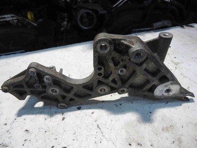 059130147P Кронштейн Audi A4 2012