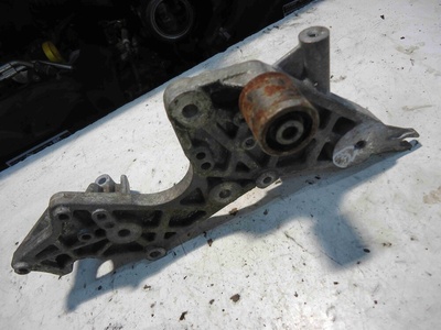059130147P Кронштейн Audi A4 2012